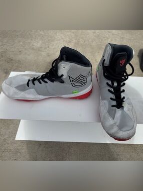 Gray Athletic High-Top Men’s Basketball Shoes - Black & Red Accents